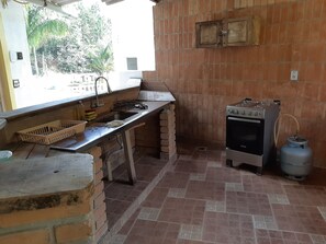 Fridge, oven, stovetop, cookware/dishes/utensils - Chácara Casa Branca property in Mairiporã with swimming pool, barbecue and internet. (Mairiporã)