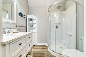 Combined shower/bathtub, hair dryer, towels