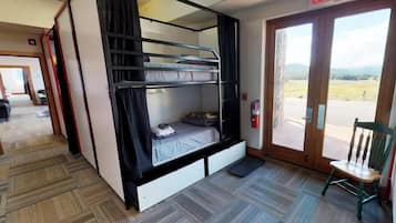 9 bedrooms, WiFi, bed sheets