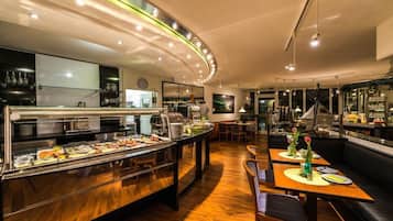 Se ofrece un desayuno bufé todos los días (10.00 EUR por persona)