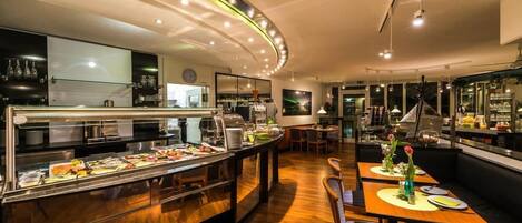 Tägliches Frühstücksbuffet (10.00 EUR pro Person)