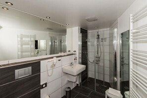 Kostenlose Toilettenartikel, Haartrockner, Handtücher