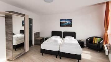 Cortinas opacas, tabla de planchar con plancha, wifi y ropa de cama