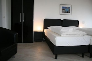 Standard Double Room | Blackout drapes, iron/ironing board, WiFi, bed sheets - Hotel am Nikolaiort (Osnabrueck)