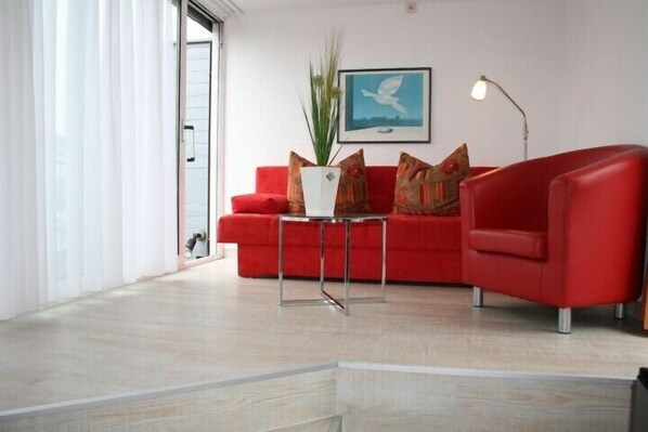 Apartment, 1 Bedroom | Living area | 32-inch flat-screen TV with cable channels, TV - Hotel am Nikolaiort (Osnabrueck)