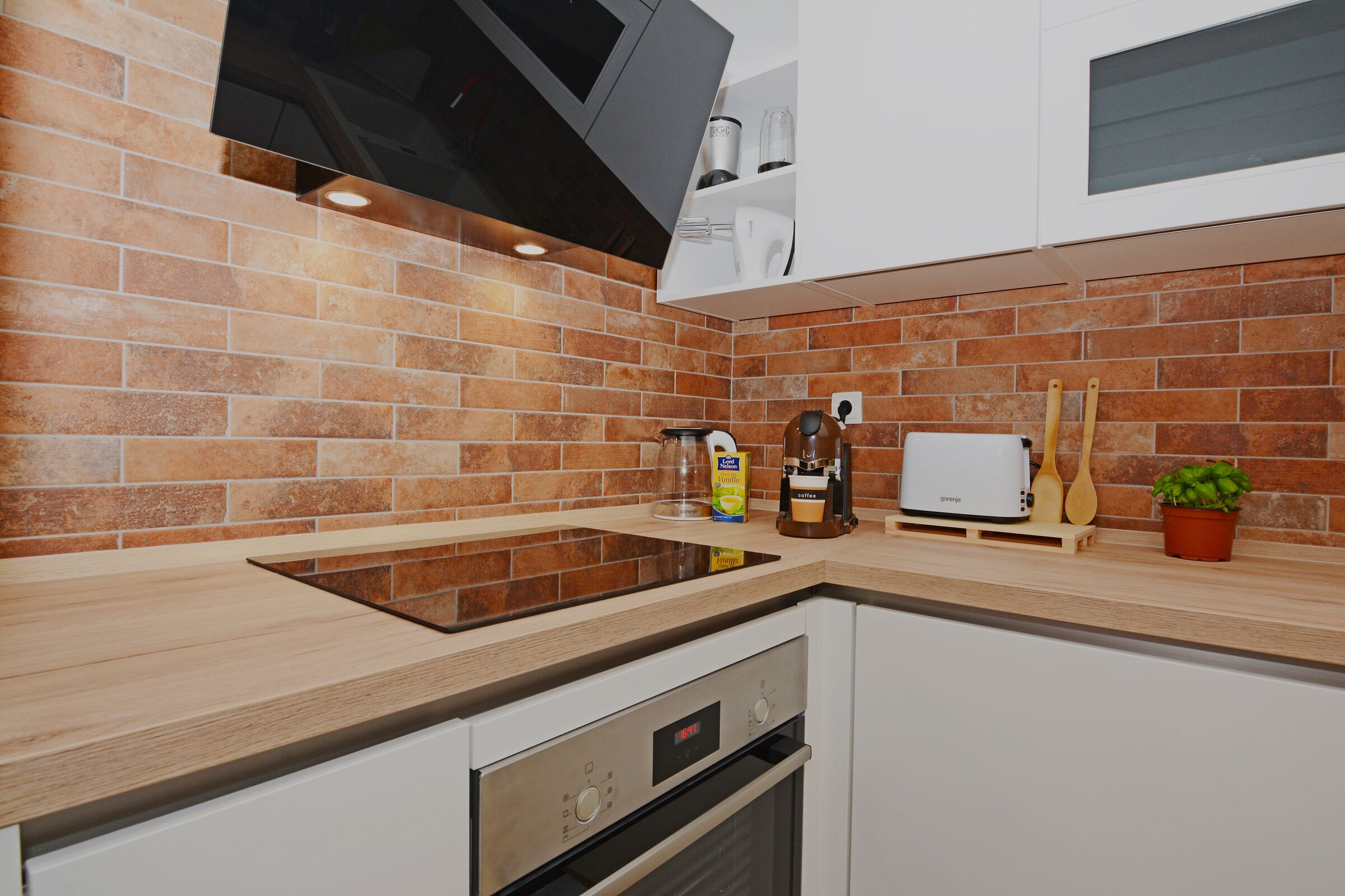 Een koelkast, een microgolfoven, een oven, een kookplaat