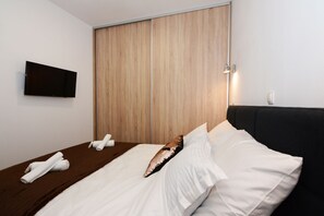 2 chambres, coffres-forts dans les chambres, bureau