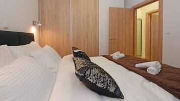 2 makuuhuonetta, tallelokero huoneessa, työpöytä, silitysrauta/-lauta