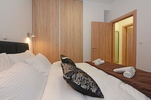2 quartos, cofres nos quartos, escrivaninha