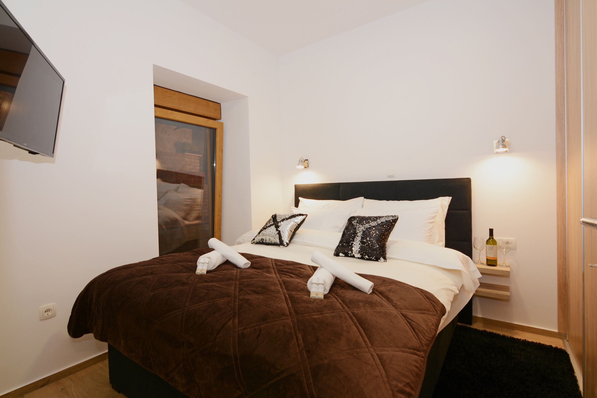 2 bedrooms, in-room safe, desk, iron/ironing board