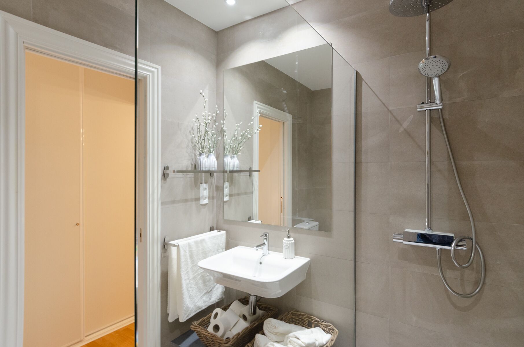 Een douche, een haardroger, handdoeken, zeep