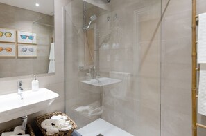 Een douche, een haardroger, handdoeken, zeep