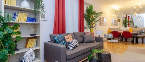 Smart-tv, een open haard en boeken