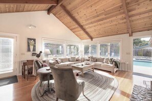 Smart TV, chimenea, tenis de mesa y libros