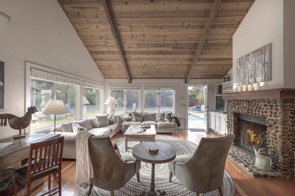 Smart TV, chimenea, tenis de mesa y libros