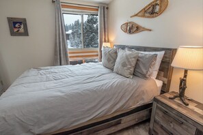 2 bedrooms, iron/ironing board, internet, bed sheets
