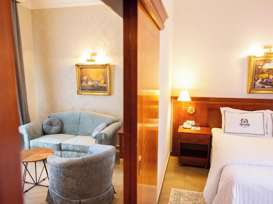 Deluxe Apartment | Premium bedding, minibar, in-room safe, desk