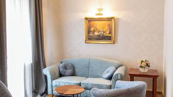 Deluxe Apartment | Premium bedding, minibar, in-room safe, desk