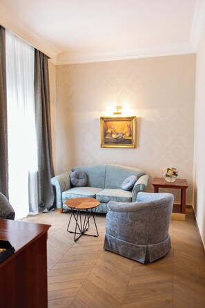 Deluxe Apartment | Premium bedding, minibar, in-room safe, desk