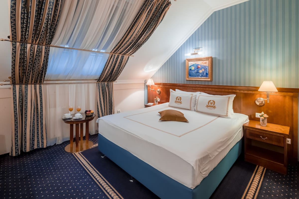 standard double room | 1 bedroom, premium bedding, minibar, in-room safe