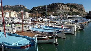 A marina with boats docked, a rocky hill in the background, and buildings along the waterfront. - Villa with swimming pool in Pertuis Sud Luberon in Provence (Pertuis)