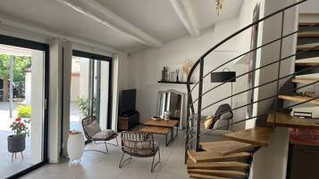 TV connectée, baby-foot, livres, chaßne hi-fi