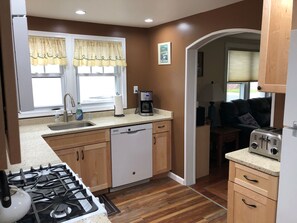 Kylskåp, mikrovågsugn, diskmaskin och kaffe- och tebryggare