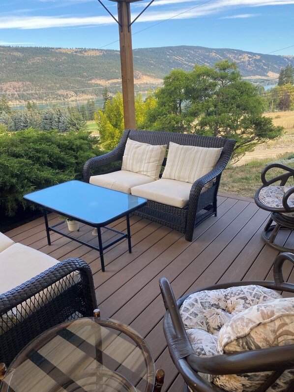 Terrace/patio - Cozy & Quaint 3 Bedroom Suite (Lake Country)