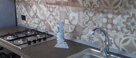 Réfrigérateur, micro-ondes, four, cafetière/bouilloire