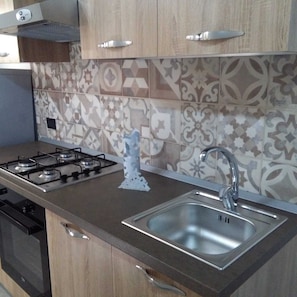 Réfrigérateur, micro-ondes, four, cafetière/bouilloire