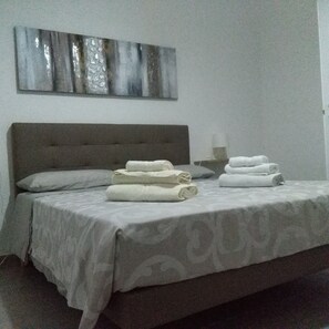 2 quartos, ferros/tábuas de passar roupa, roupa de cama