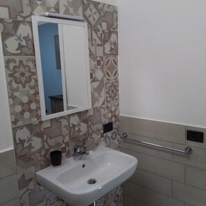 Sèche-cheveux, serviettes fournies