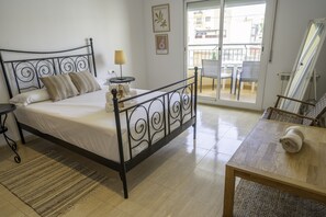 Tabla de planchar con plancha, wifi gratis y ropa de cama 