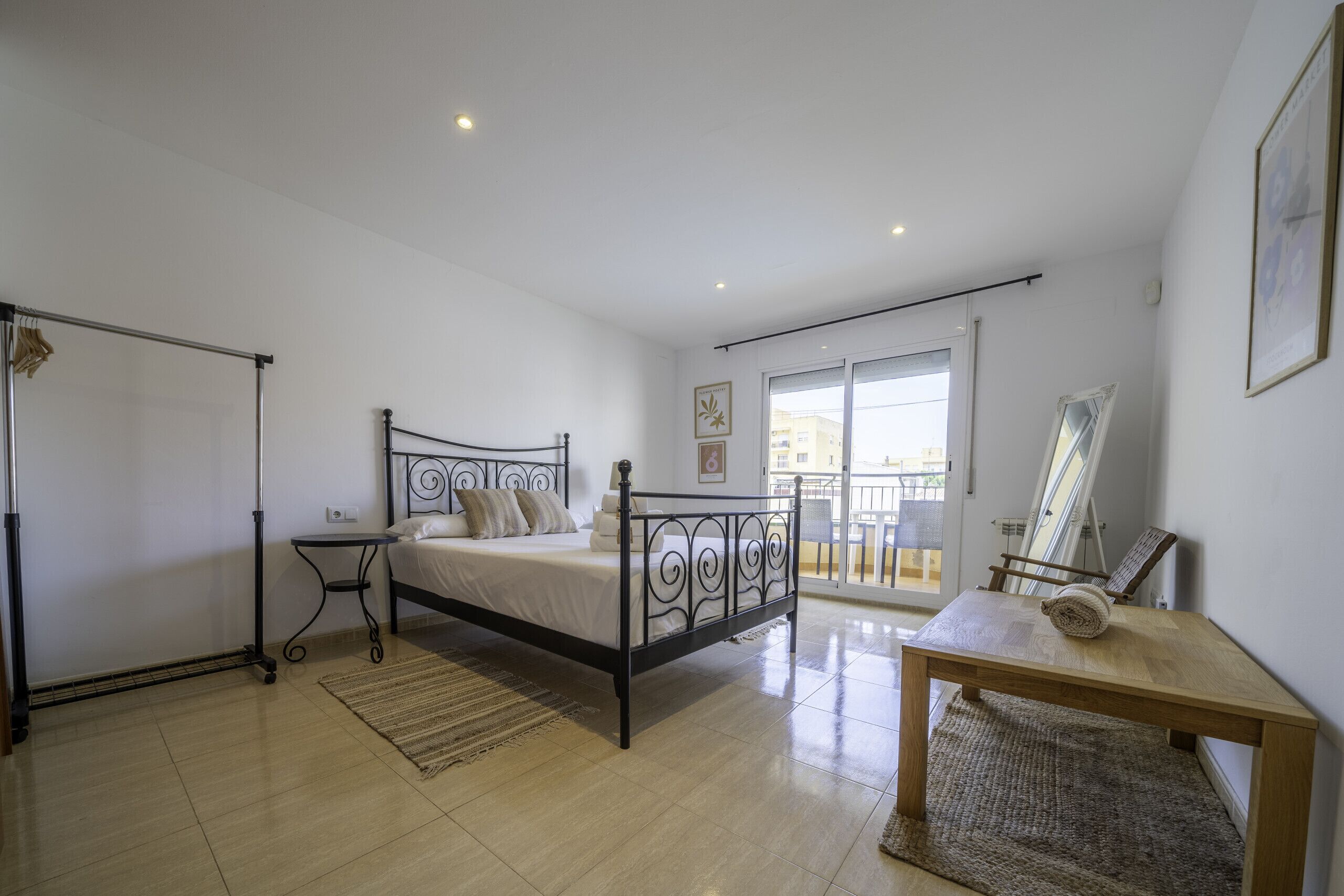 Tabla de planchar con plancha, wifi gratis, ropa de cama