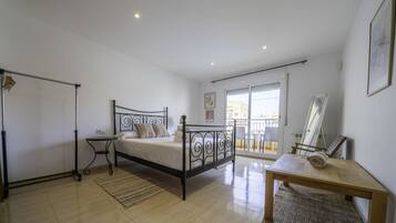 Tabla de planchar con plancha, wifi gratis, ropa de cama