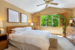 4 habitaciones, escritorio y tabla de planchar con plancha