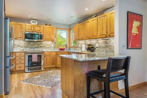 Kjøleskap, mikrobølgeovn, ovn og kokeplater