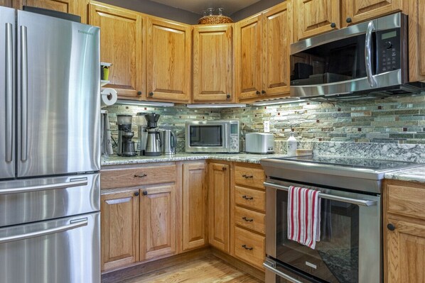 Refrigerador, microondas, horno, placa de cocina