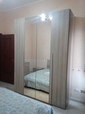 4 bedrooms, iron/ironing board, bed sheets