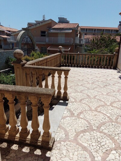 Prestigious villa with large garden and swimming pool