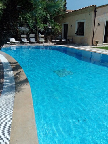 Villa de prestige avec grand jardin et piscine