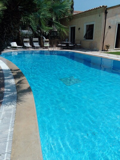 Prestigious villa with large garden and swimming pool