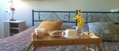 2 bedrooms, desk, WiFi, bed sheets