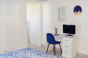 2 bedrooms, desk, WiFi, bed sheets - The window on the fair (Bologna)