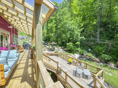 Private Waterfalls, Creek, Firepit, Hot Tub, Hiking & Level II Charging