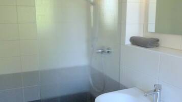 Dusche, Haartrockner, Handtücher, Seife