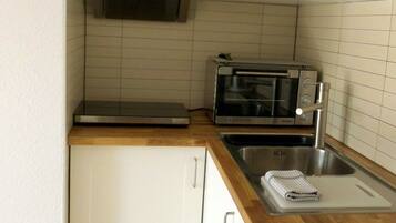 Kühlschrank, Ofen, Herdplatte, Wasserkocher mit Kaffee-/Teezubehör