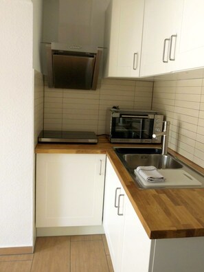 Refrigerador, horno, placa de cocina, cafetera/tetera