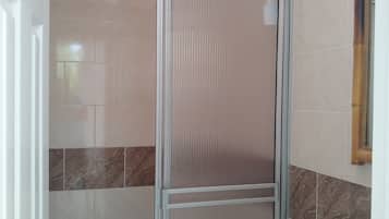 Shower, perlengkapan mandi gratis, handuk, dan sabun