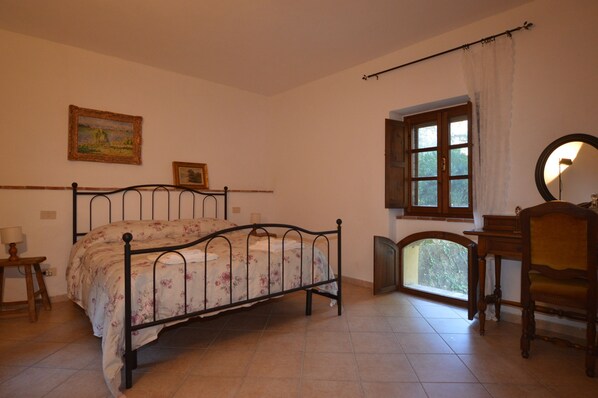 Desk, iron/ironing board, free WiFi, bed sheets - one bedroom apartment in the countryside with swimming pool (Prato D'era)